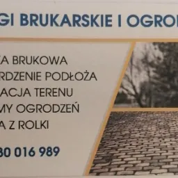 Wizyt&oacute;wka firmy brukarskiej i ogrodzeniowej, prezentująca listę usług: kostka brukowa, utwardzenie podłoża, niwelacja terenu, systemy ogrodzeń, trawa z rolki, oraz numer telefonu. W tle zdjęcia...