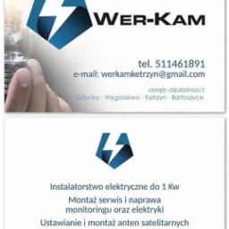 Wizytówka firmy WER-KAM oferującej instalatorstwo elektryczne do 1kW, montaż, serwis i naprawę monitoringu i elektryki oraz ustawianie i montaż anten satelitarnych. W tle dłoń trzyma żarówkę.