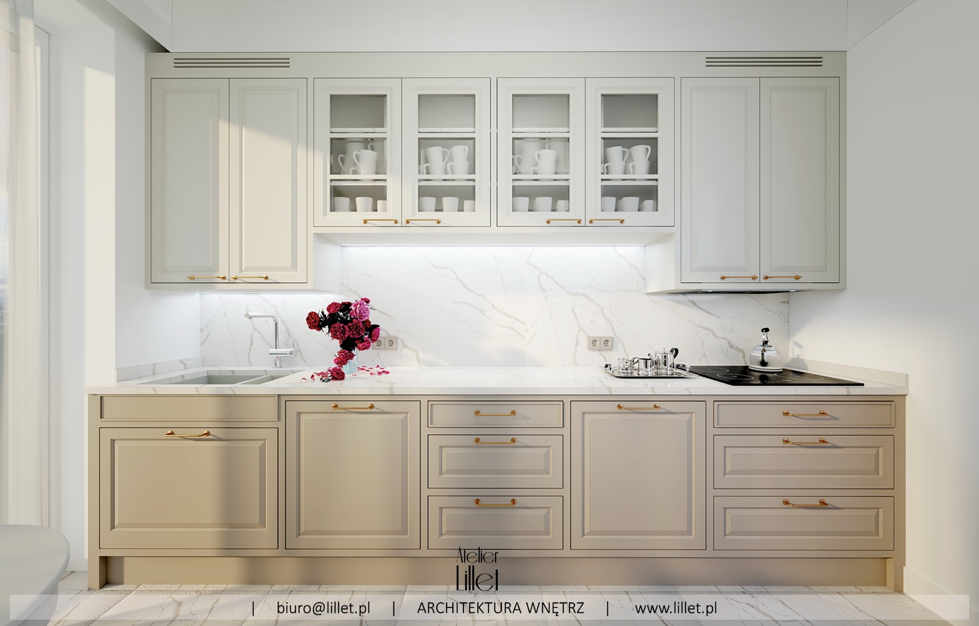 Elegancka kuchnia w odcieniach beżu i bieli, z marmurowym blatem i złotymi uchwytami, wyposażona w szklane szafki z białymi naczyniami i świeżymi czerwonymi różami w wazonie.