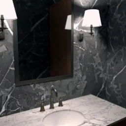 Elegancka łazienka z marmurową ścianą w odcieniach szarości, biała umywalka z baterią w stylu retro, oświetlenie ścienne z białymi abażurami i lustro z drewnianą ramą.