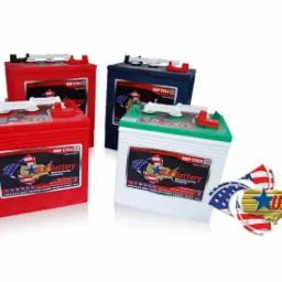 Cztery akumulatory U.S. Battery w różnych kolorach (czerwony, niebieski, biały) na białym tle z logo firmy U.S. Battery Manufacturing Company. Akumulatory są typu deep cycle, przeznaczone...