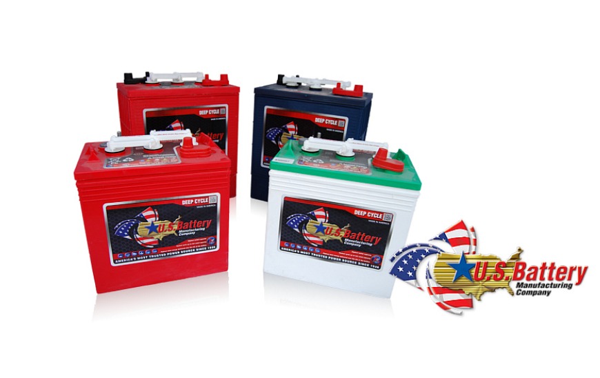 Cztery akumulatory U.S. Battery w różnych kolorach (czerwony, niebieski, biały) na białym tle z logo firmy U.S. Battery Manufacturing Company. Akumulatory są typu deep cycle, przeznaczone...