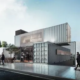 Nowoczesny budynek dwukondygnacyjny zbudowany z kontenerów morskich, z dużym oknem na piętrze i otwartą przestrzenią na parterze, oświetloną girlandami, z ludźmi w środku i na zewnątrz, widziany...