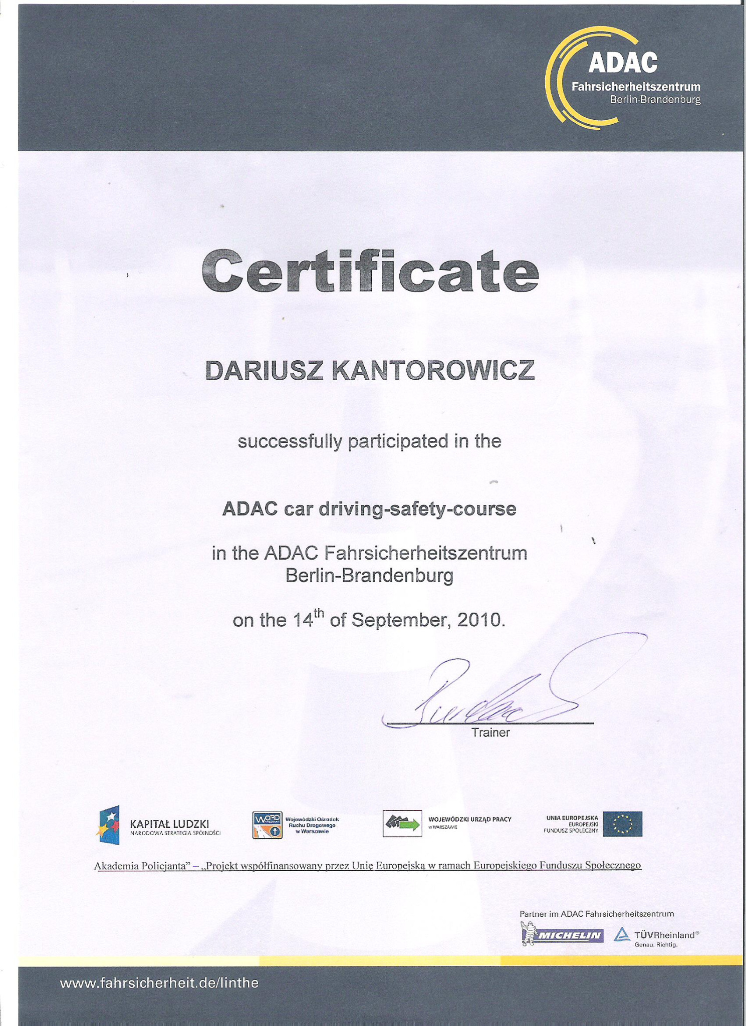Skan certyfikatu ADAC Fahrsicherheitszentrum Berlin-Brandenburg dla Dariusza Kantorowicza za ukończenie kursu bezpiecznej jazdy samochodem w dniu 14 września 2010 roku, z podpisem trenera...