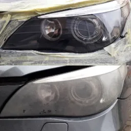 Reflektor samochodowy przed i po renowacji, widoczne różnice w przejrzystości i czystości, zabezpieczony taśmą malarską.