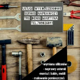 Zestaw narzędzi remontowych na drewnianym tle, w tle tablica informacyjna z ofertą usług wykończeniowych, serwisowych i naprawczych firmy TRS Denis Martyna oraz numerem telefonu, dodatkowo grafika...