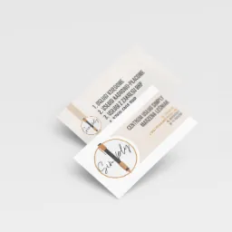 Dwie wizytówki firmy usługowej SIMPLY Marzena Leśniak, oferującej usługi księgowe, kadrowo-płacowe i z zakresu BHP, z siedzibą w Rzeszowie przy ul. Witkacego 3.