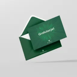 Elegancka, ciemnozielona kartka z napisem 'Gratulacje!' i logo firmy 'Standard Z' wystająca z pasującej koperty na jasnoszarym tle, wykonana przez firmę z Warszawy.