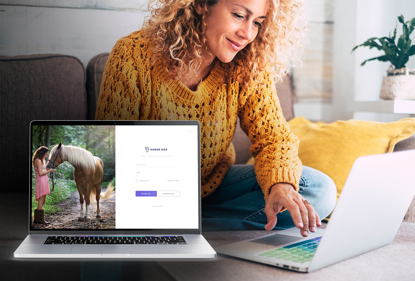 Kobieta w żółtym swetrze korzysta z laptopa, na ekranie widoczna strona logowania 'Horse Map' oraz zdjęcie kobiety z koniem.