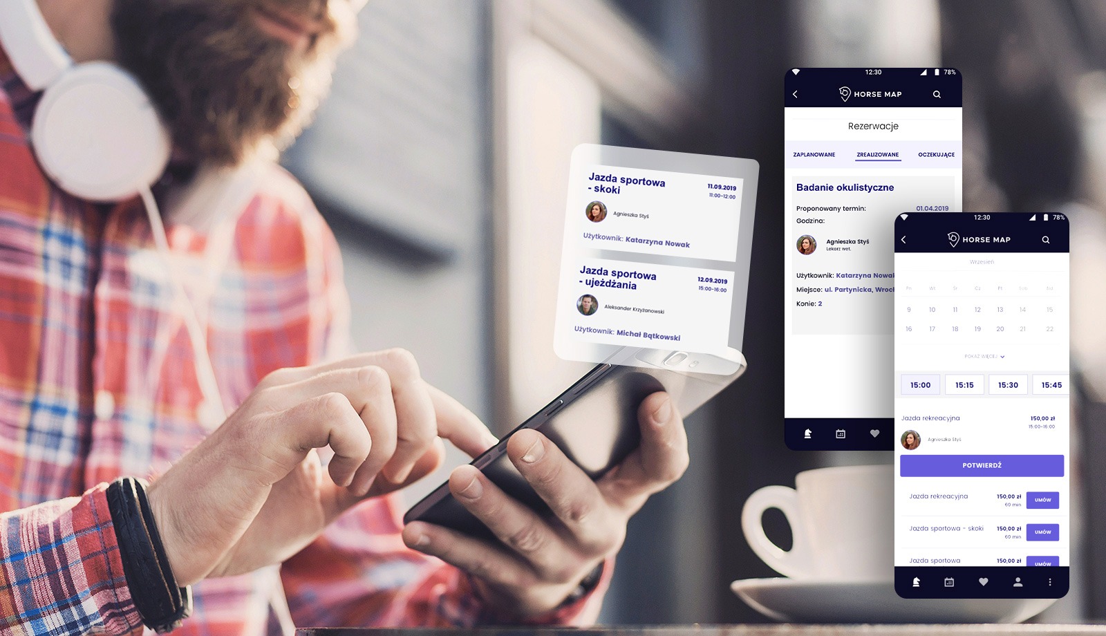 Mężczyzna z brodą i słuchawkami na uszach przegląda aplikację mobilną 'Horse Map' do rezerwacji jazdy konnej i badań okulistycznych koni, z widocznymi detalami interfejsu użytkownika i terminami...