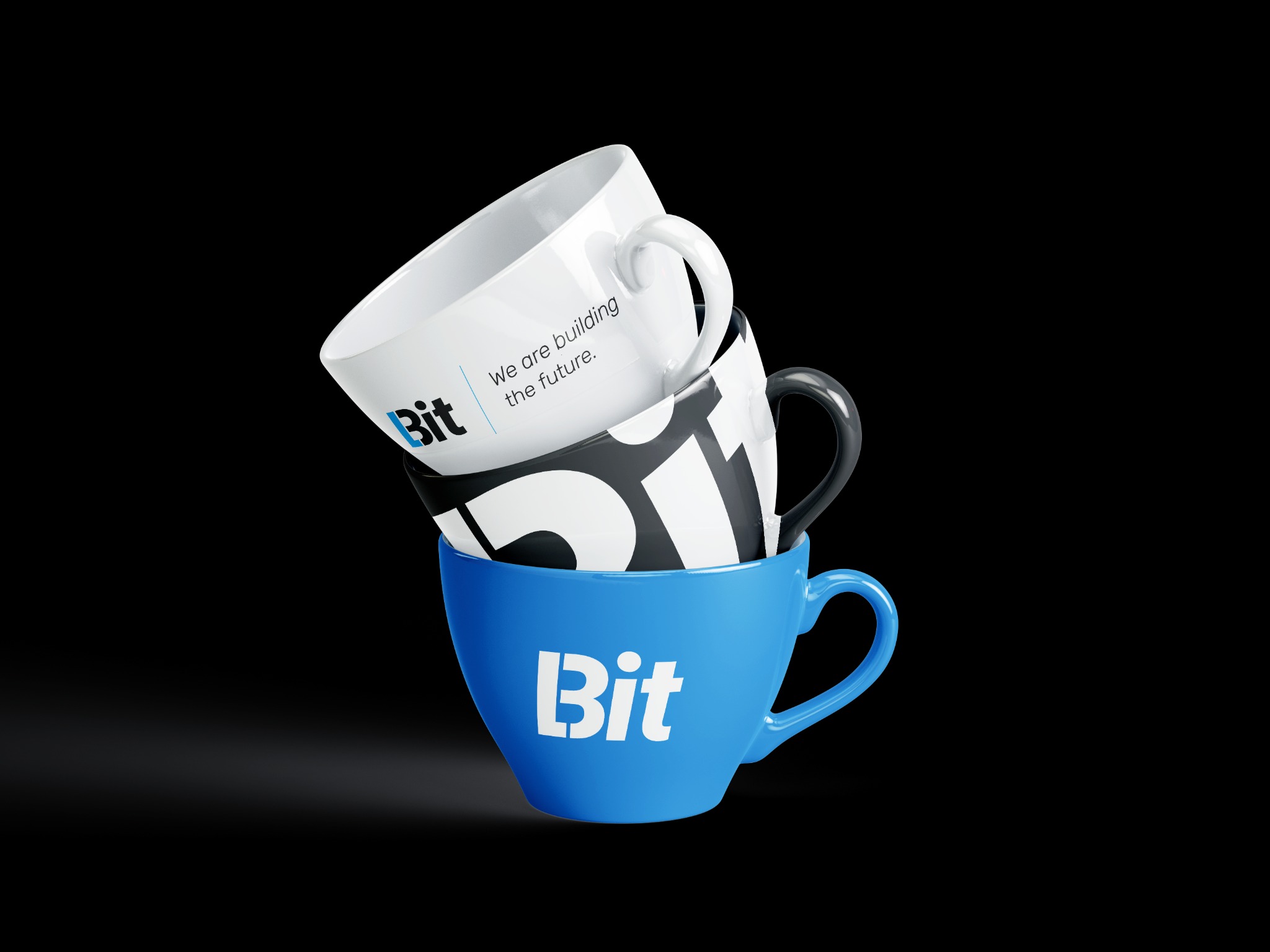 Stos trzech ceramicznych kubków na czarnym tle, każdy z logo 'Bit' w innym stylu: biały kubek z napisem 'We are building the future', czarno-biały kubek w geometryczne wzory i niebieski kubek.