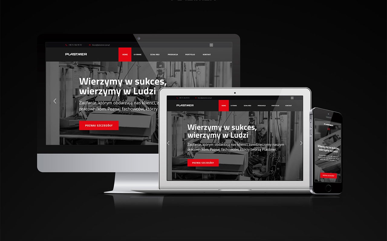 Responsywna strona internetowa firmy Plastmer wyświetlana na monitorze, laptopie i smartfonie, z widocznym menu i hasłem 'Wierzymy w sukces, wierzymy w Ludzi', utrzymana w czarno-białej kolorystyce...