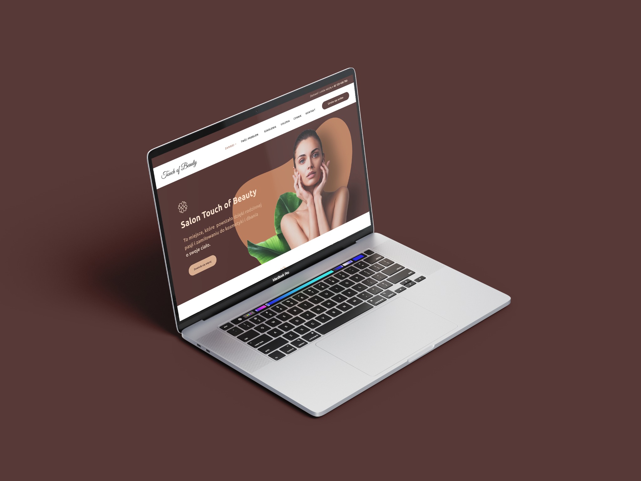 Laptop MacBook Pro wyświetlający stronę internetową salonu kosmetycznego Touch of Beauty z wizerunkiem kobiety i roślinnym motywem na brązowym tle.
