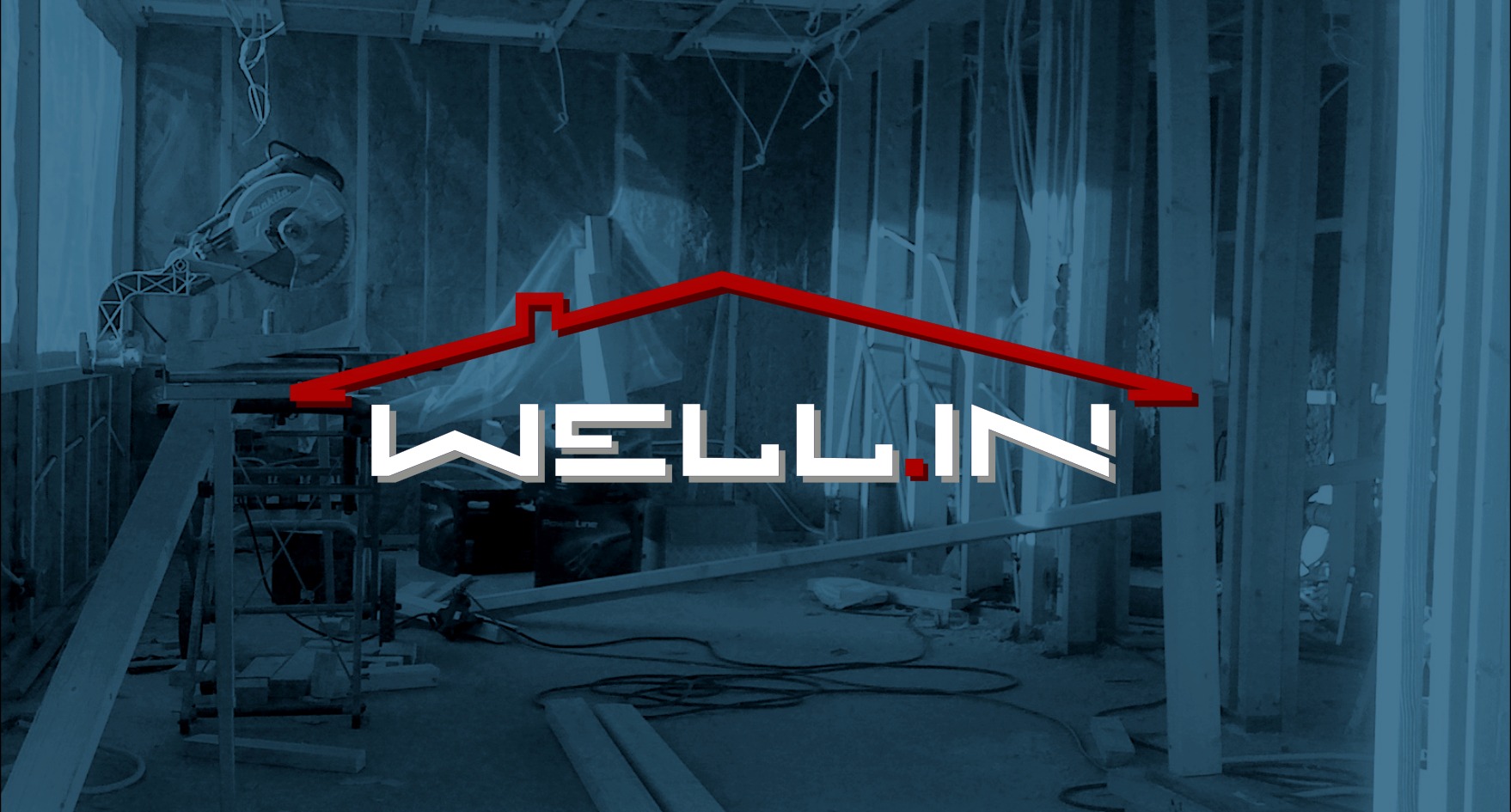 Wnętrze w trakcie remontu z widoczną piłą tarczową i drewnianą konstrukcją ścian, nałożone logo firmy WELLIN.