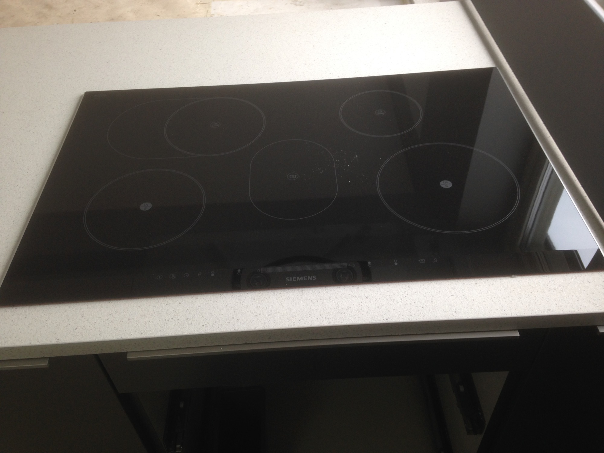 Zamontowana płyta indukcyjna Siemens w blacie kuchennym w Wejherowie, widoczne subtelne ślady użytkowania na szklanej powierzchni.