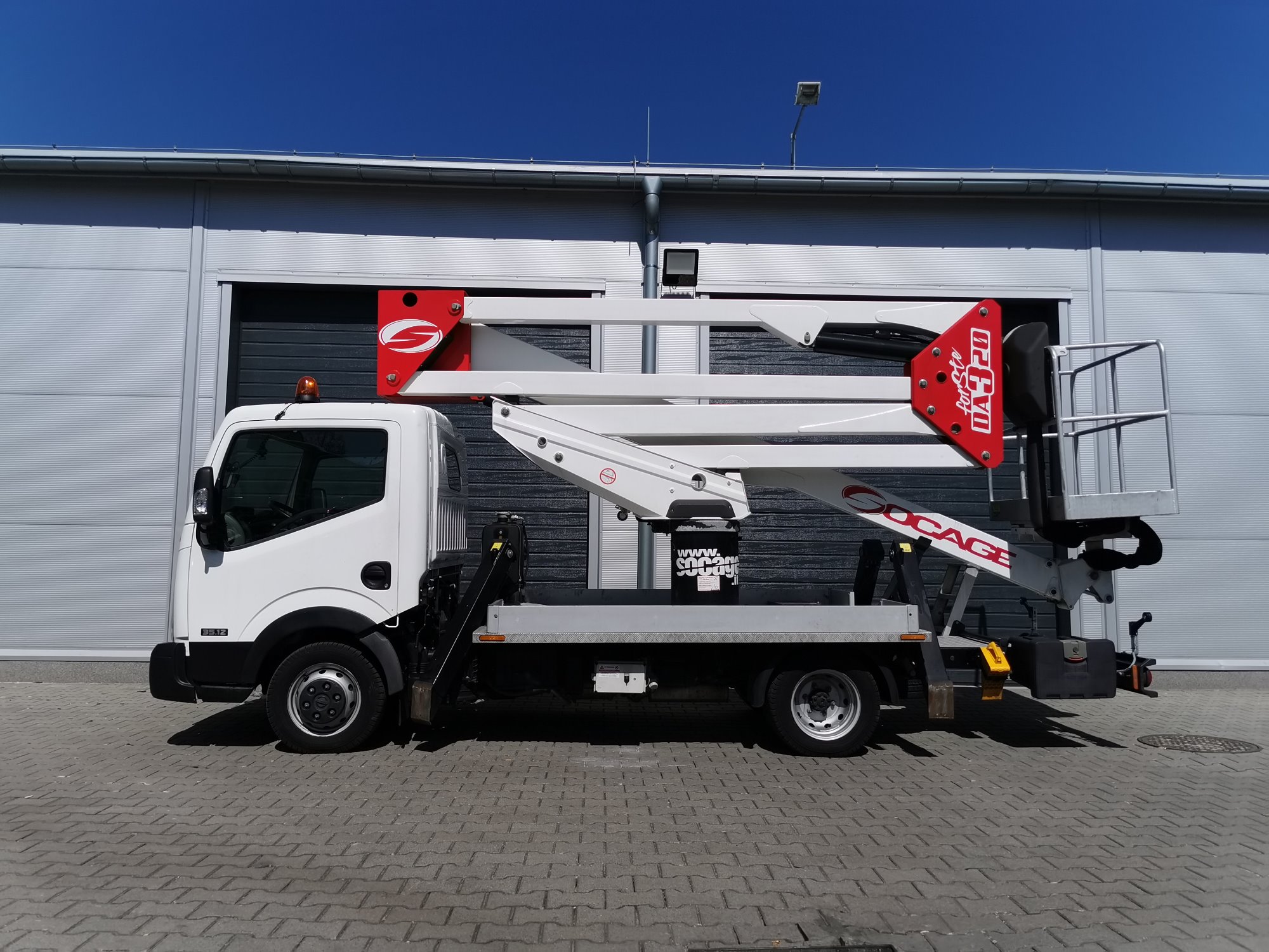 Podnośnik koszowy na samochodzie do wynajęcia