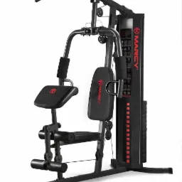 Wielofunkcyjna, czarno-czerwona maszyna do ćwiczeń siłowych marki Marcy, prezentowana na białym tle.