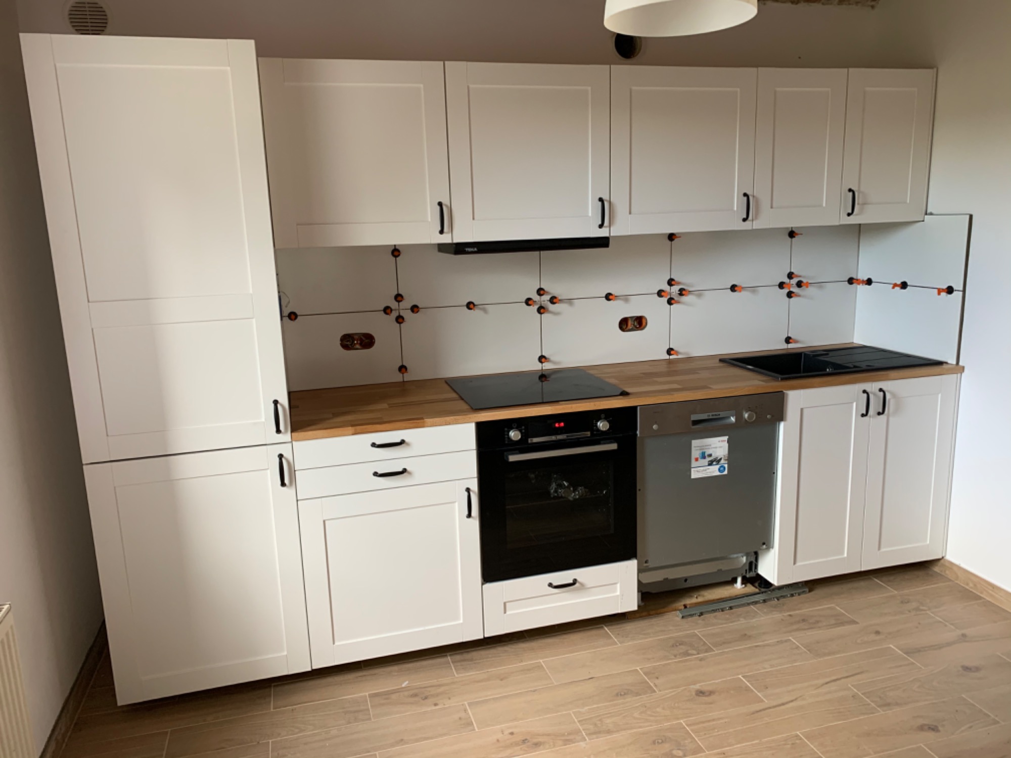 Ułożenie płytek na posadzce i na ścianie wraz z montażem kuchni Ikea