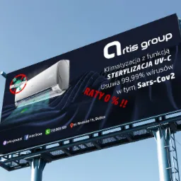 Billboard reklamowy z klimatyzatorem marki Artis Group wyposażonym w funkcję sterylizacji UV-C, usuwającym 99,99% wirusów, w tym Sars-Cov2, oferujący raty 0%.