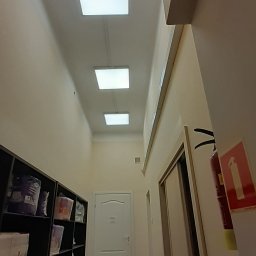 Aqua AS - Wymiana oświetlenia z świetlówek na kasetony ledowe w jednej z aptek.