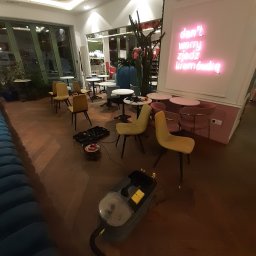 Czyszczenie mebli, krzeseł, puf w jednej z Przemyskich kawiarni.