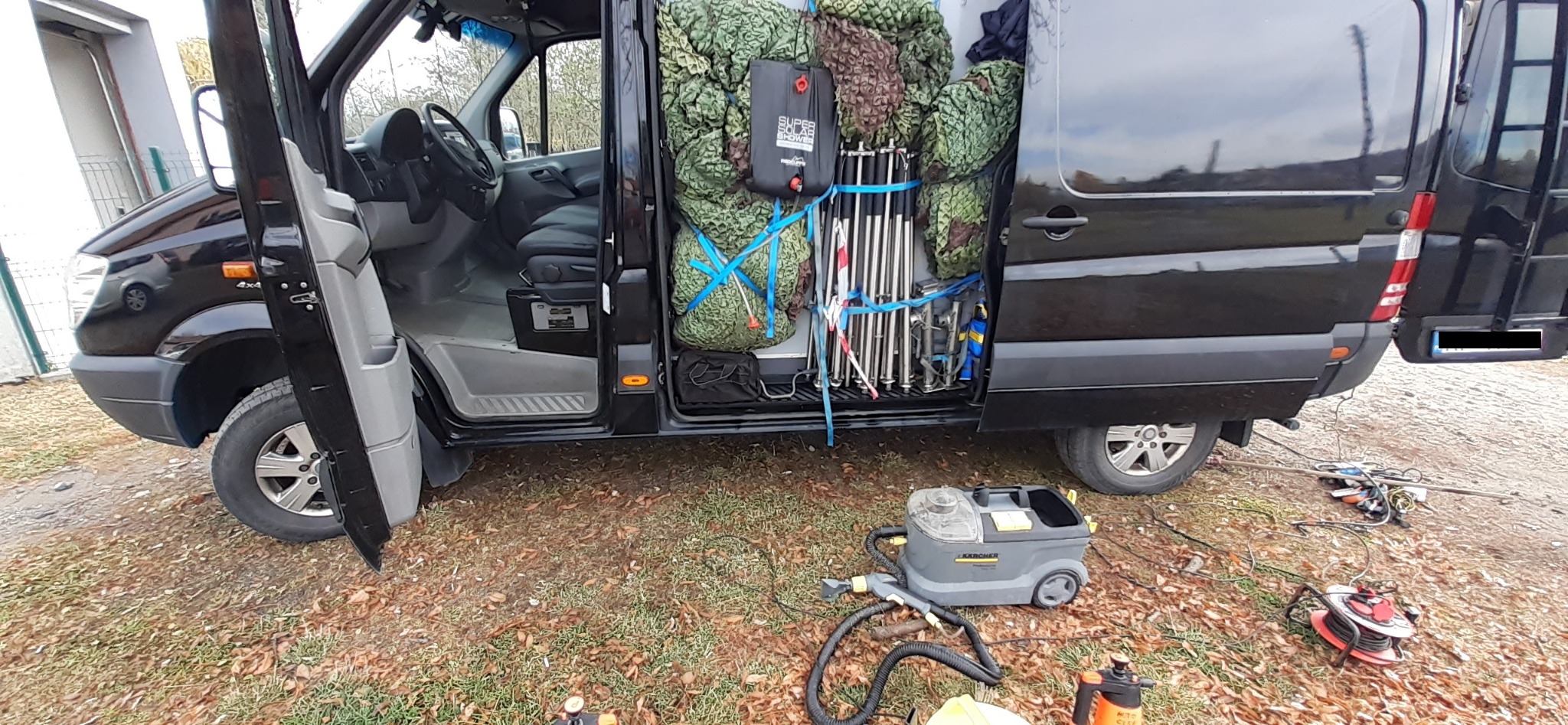 Zlecenie dla straży ochrony kolei. Czyszczenie wnętrza pojazdu specjalistycznego.