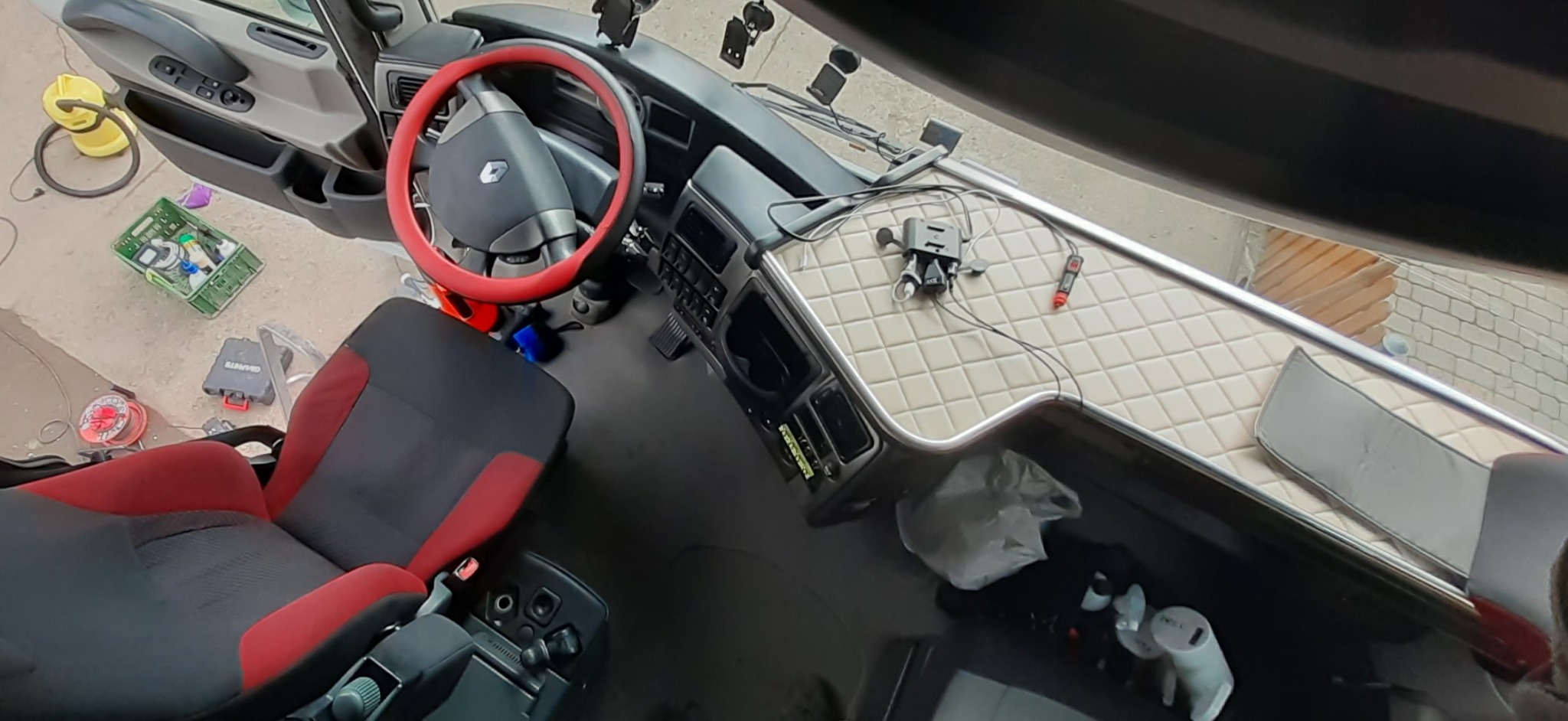 Odświeżanie kabiny ciągnika siodłowego. Pranie foteli, materacy - czyszczenie obić i plastików.