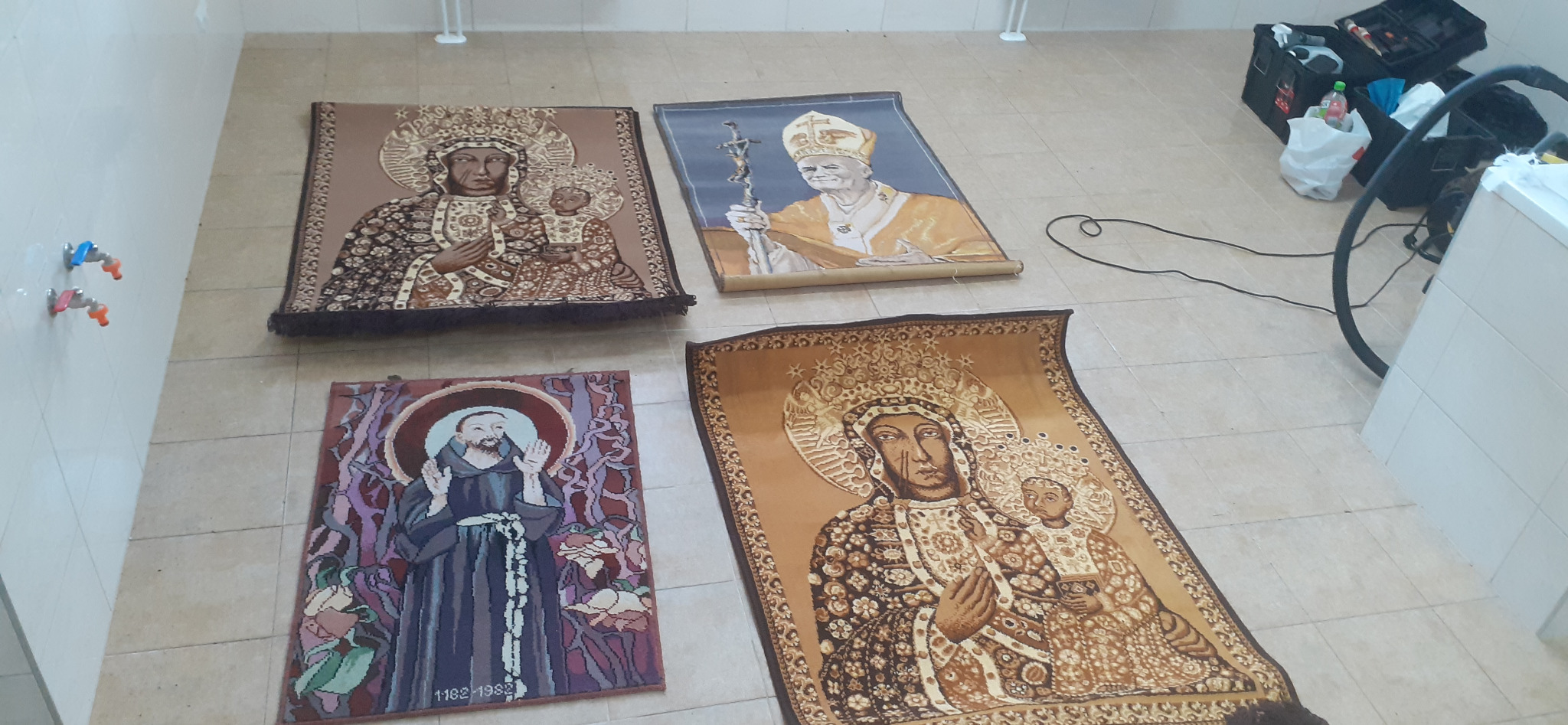 Pranie oraz odświeżanie dywanów oraz gobelinów dla jednego z Przemyskich klasztorów.