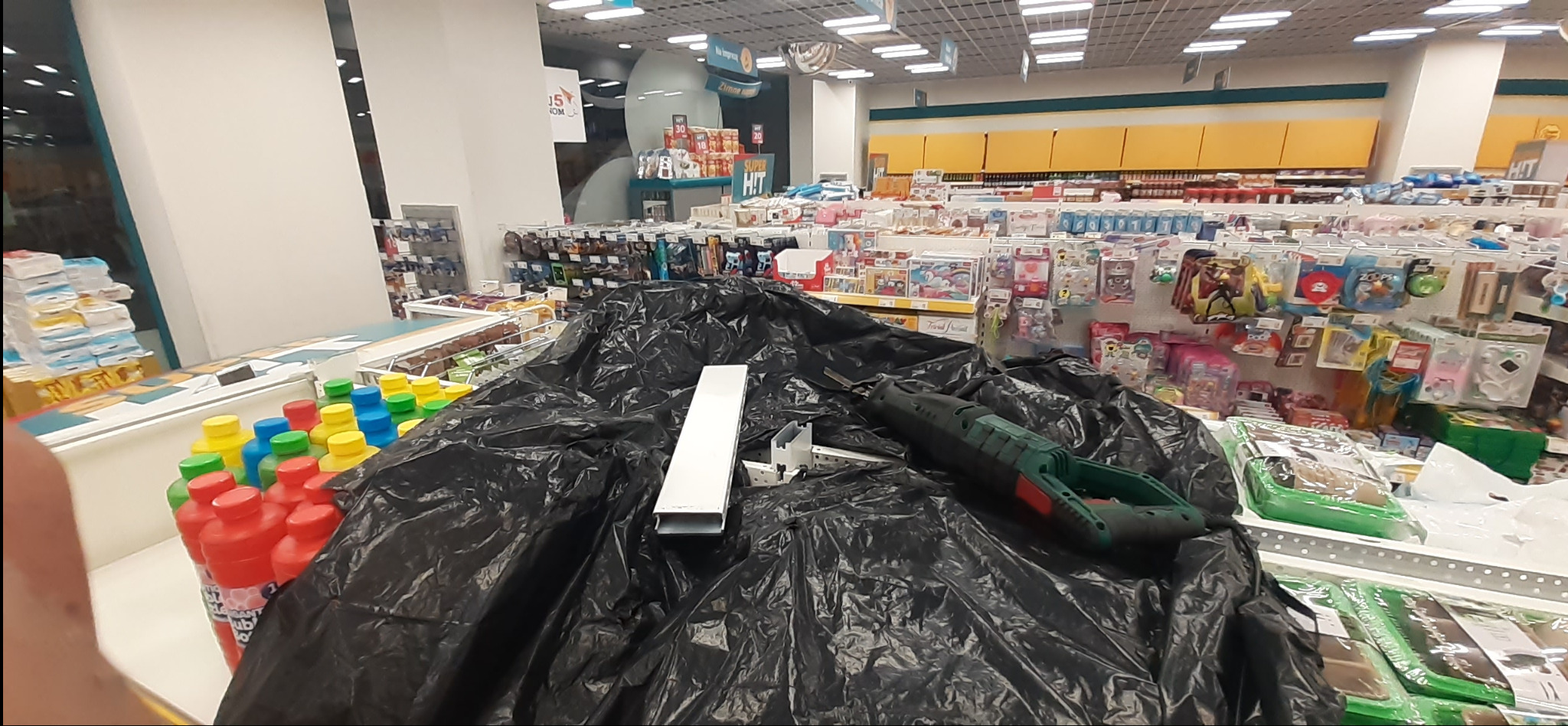 Dealz - drobne zlecenie adaptacji regałów do nowego wystroju