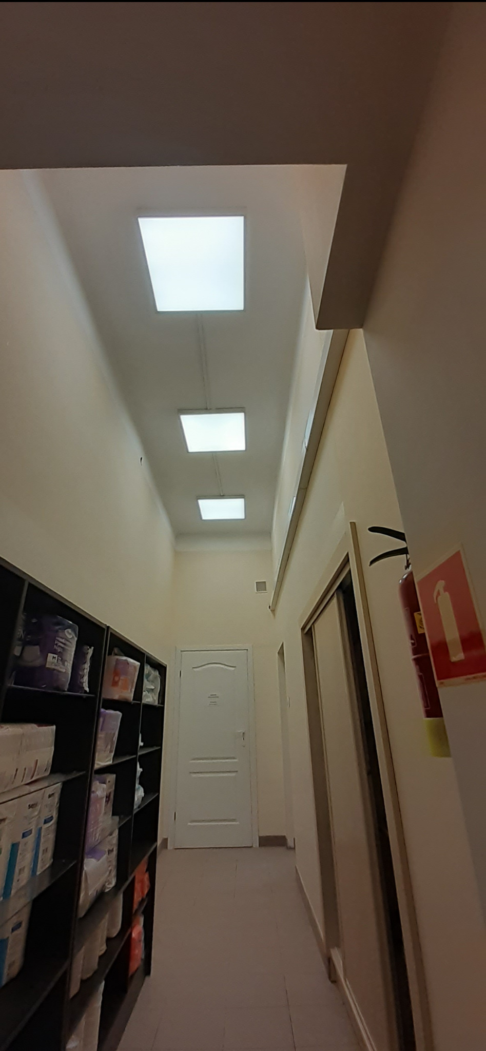 Wymiana oświetlenia z świetlówek na kasetony ledowe w jednej z aptek.