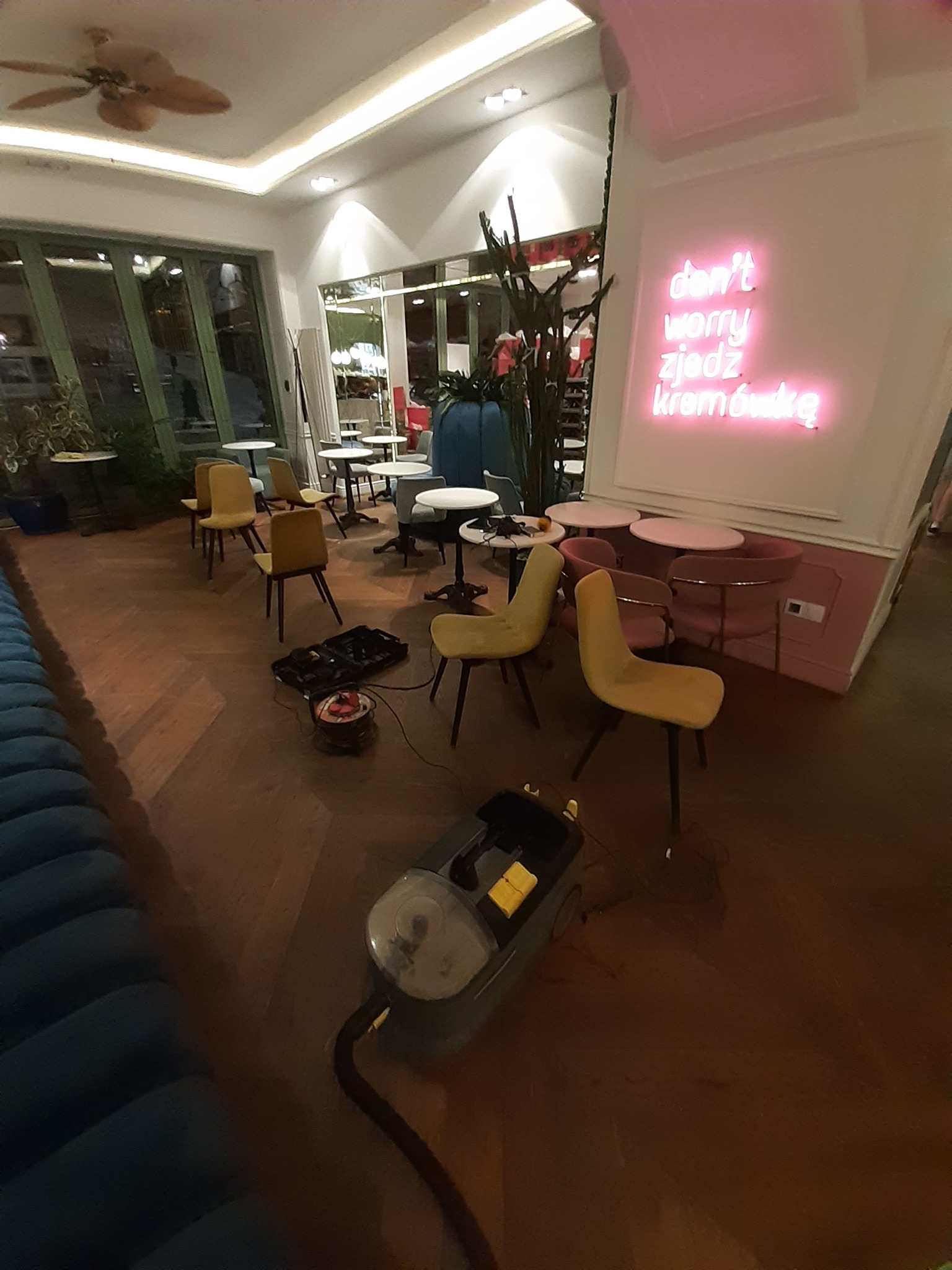 Czyszczenie mebli, krzeseł, puf w jednej z Przemyskich kawiarni.