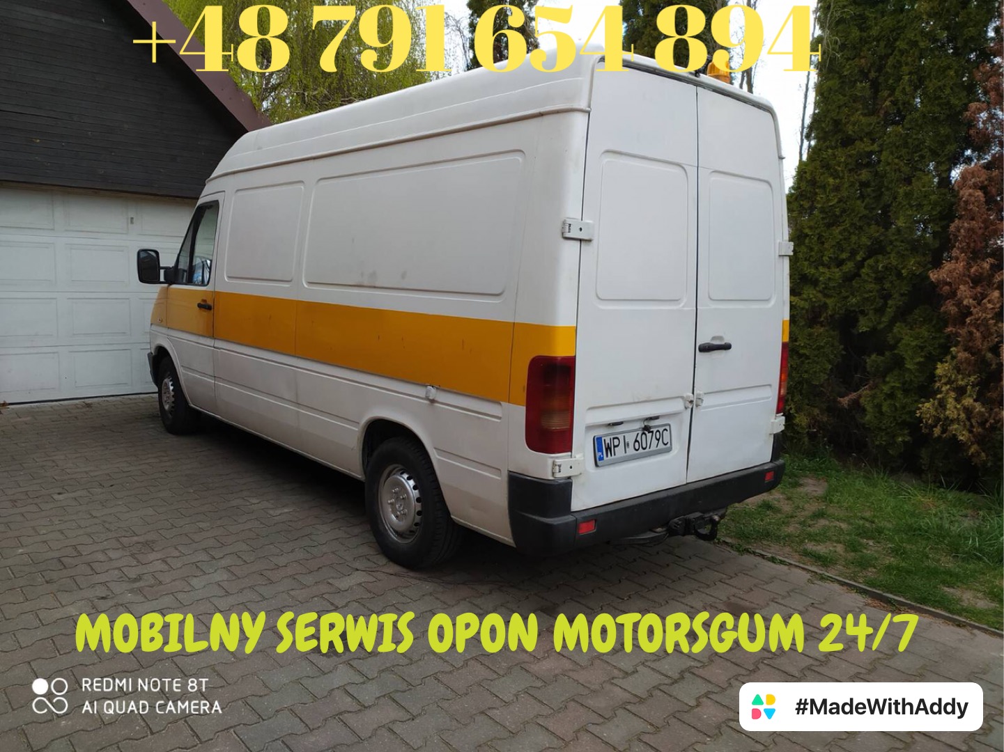 Biały bus z żółtym pasem, zaparkowany na kostce brukowej, z widocznym numerem telefonu i napisem 'Mobilny Serwis Opon', tablica rejestracyjna WP1 6079C.