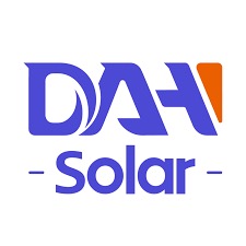 Logo firmy DAI Solar z niebieskim napisem DAI i pomarańczowym kwadratem w prawym górnym rogu litery A, pod spodem napis Solar oddzielony kreskami.