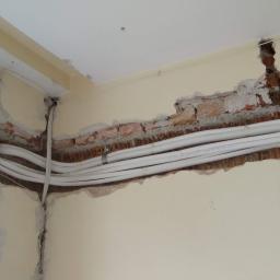 Rozprowadzenie instalacji freonowych w domu jednorodzinnym, schowanych w ścianie.