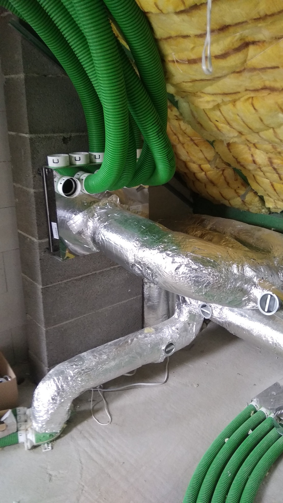 Montaż puszki wywiewnej instalacji wentylacyjnej z odzyskiem ciepła (rekuperacja) opartej na systemie PE-FLEX