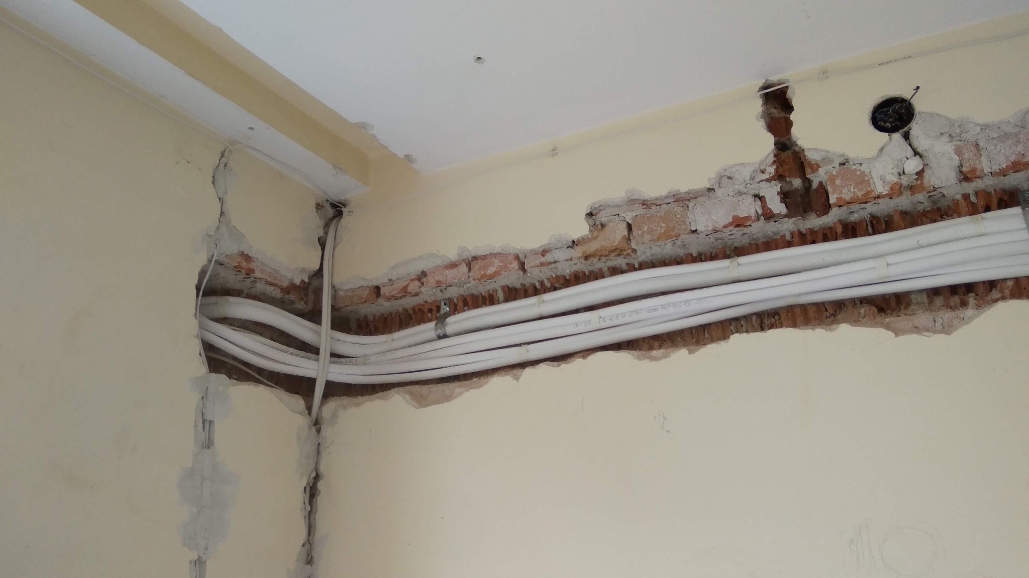 Rozprowadzenie instalacji freonowych w domu jednorodzinnym, schowanych w ścianie.