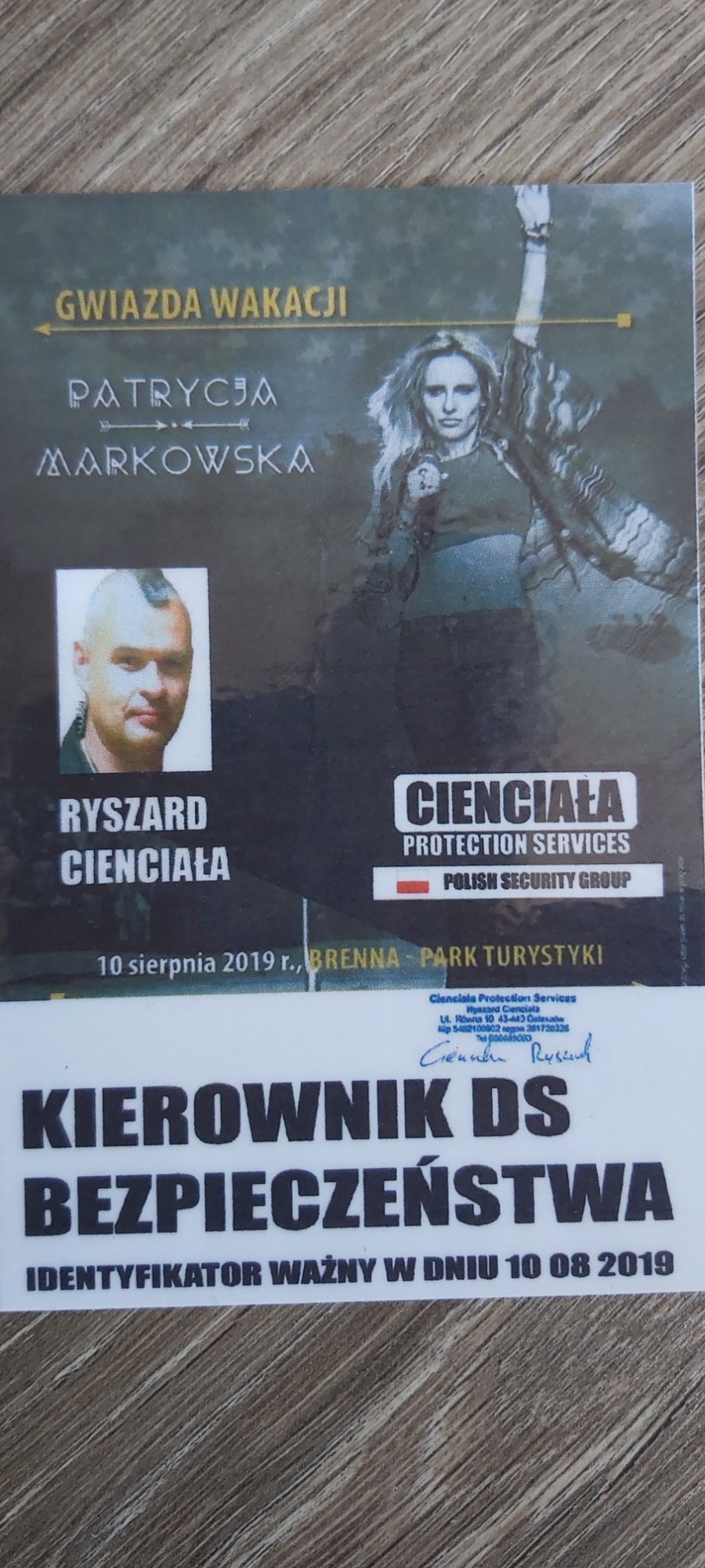 Identyfikator pracownika ochrony z wizerunkiem Patrycji Markowskiej i Ryszarda Cienciały, ważny w Parku Turystyki w Brennej 10 sierpnia 2019.