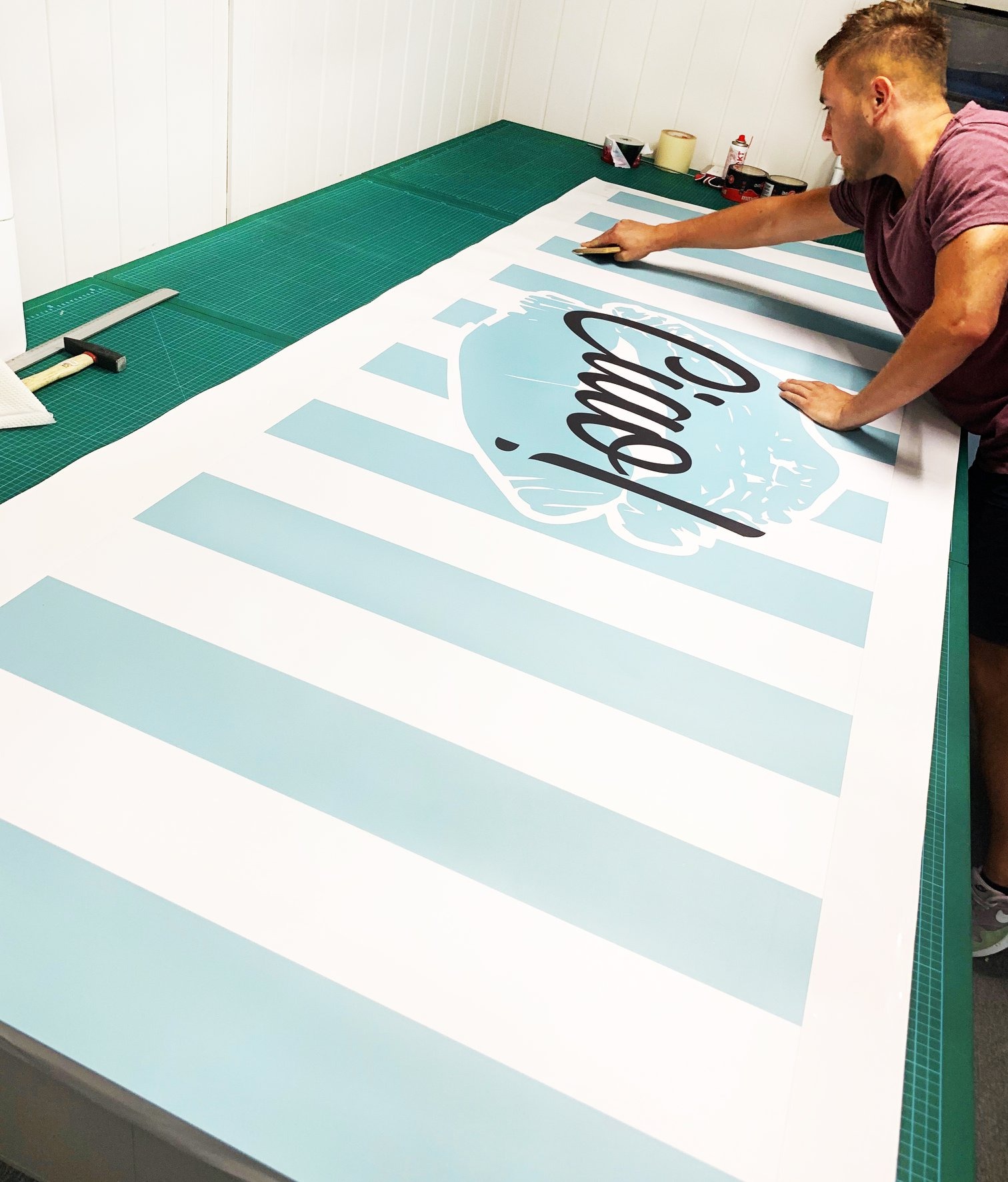 Produkcja szyldu typu dibond