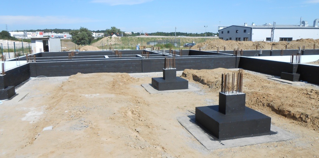 Stopy fundamentowe i podwaliny dla hali magazynowo produkcyjnej.