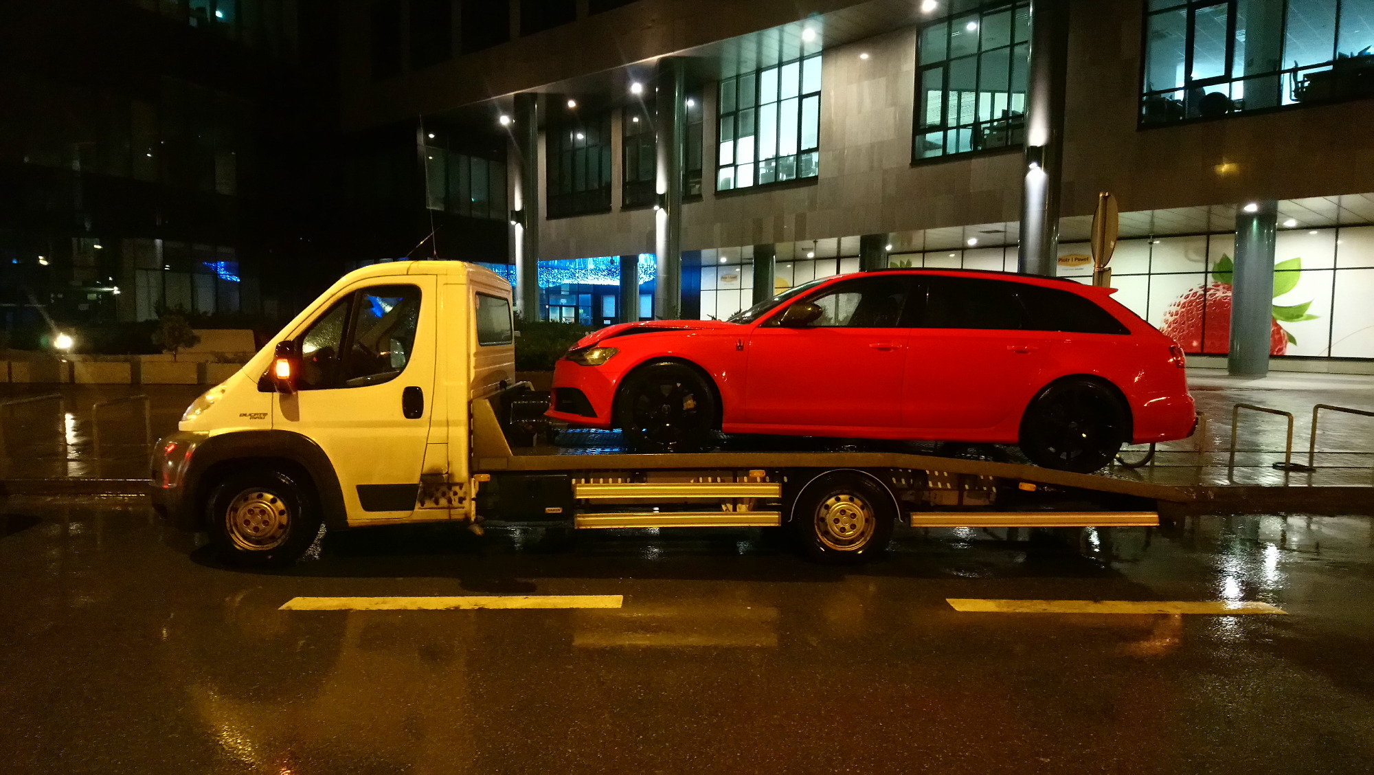 Mała stłuczka Audi RS6 2016r. na A4 Legnica-Wrocław.