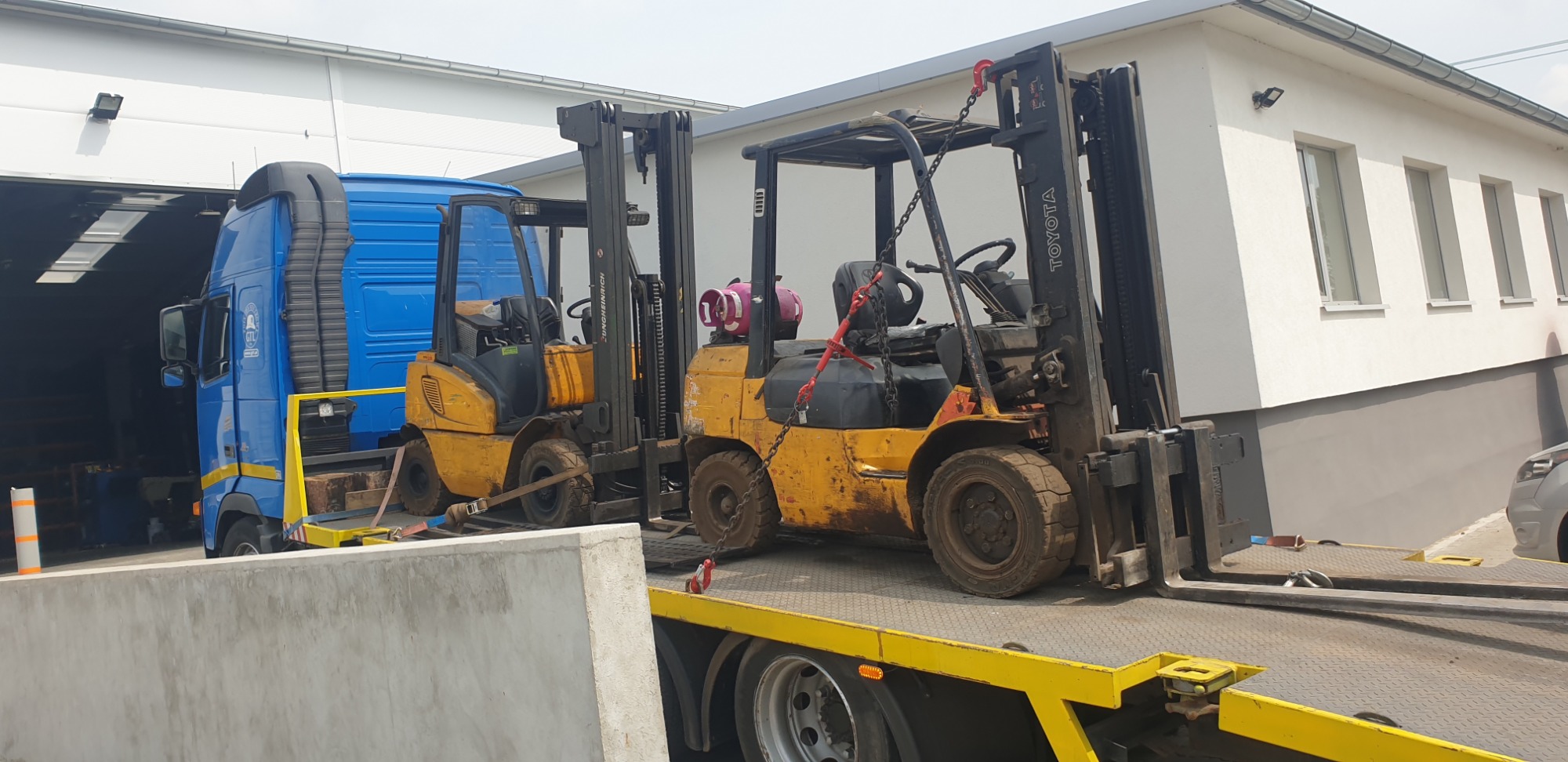 Transport wózków widłowych