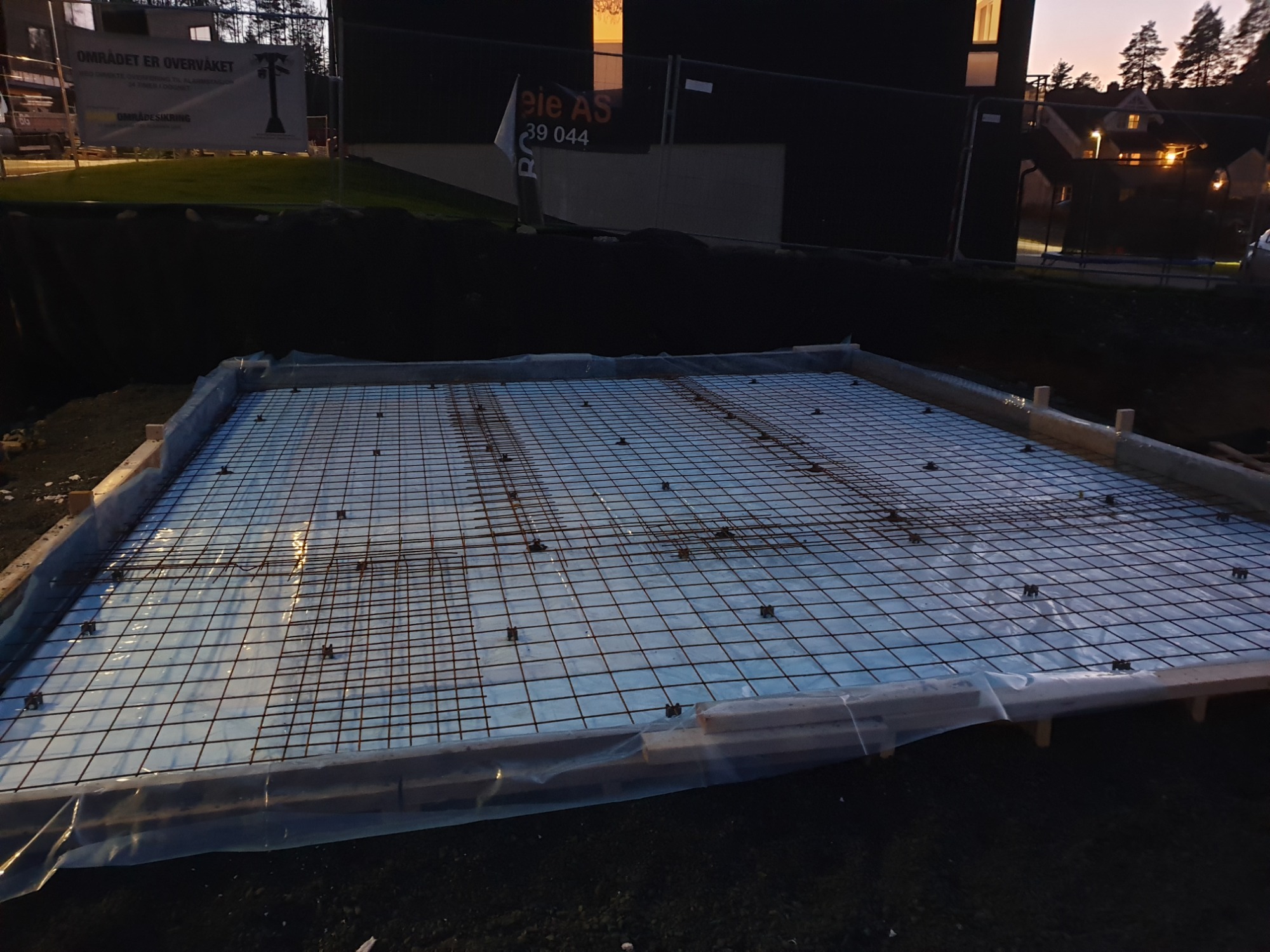 Wykonywanie płyty pod garaż. Szalunki wraz ze styrodurem oraz siatki zbrojeniowe.