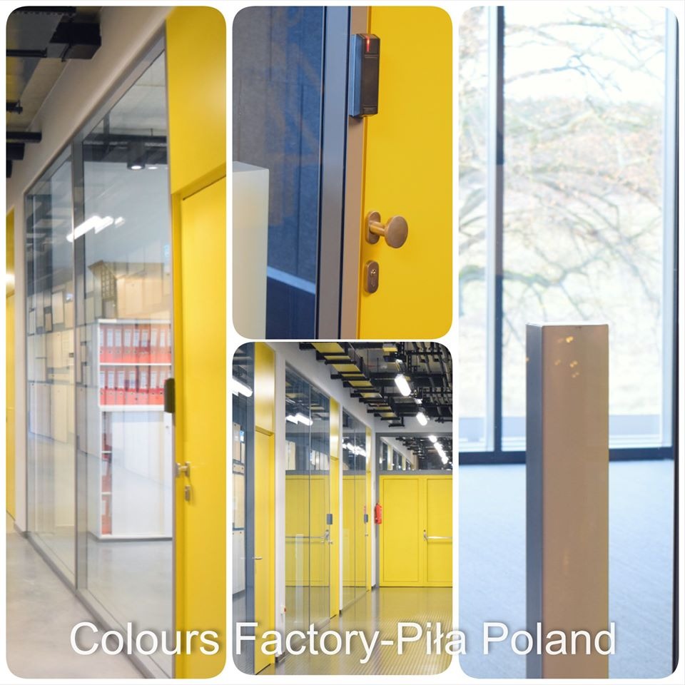 Wnętrze biurowe z przeszklonymi ścianami działowymi i jaskrawożółtymi drzwiami z systemem kontroli dostępu, widok na korytarz z oknami i regałami.