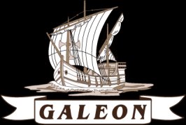 Stylizowany rysunek żaglowca Galeon z napisem 'GALEON' na wstędze poniżej, na czarnym tle.
