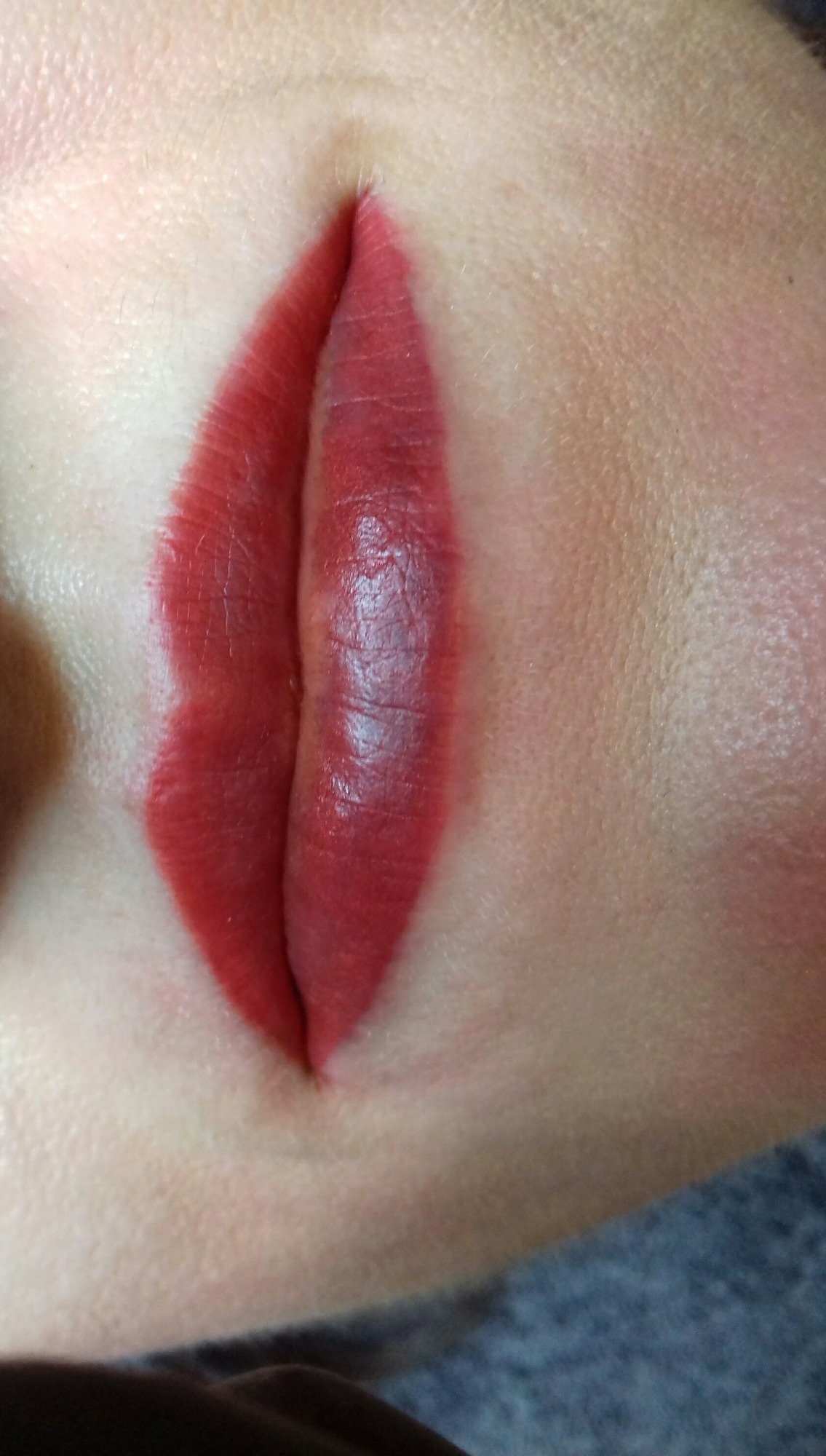 Zbliżenie na usta po zabiegu makijażu permanentnego w Starych Babicach, widoczne drobne zaczerwienienia wokół konturu ust.