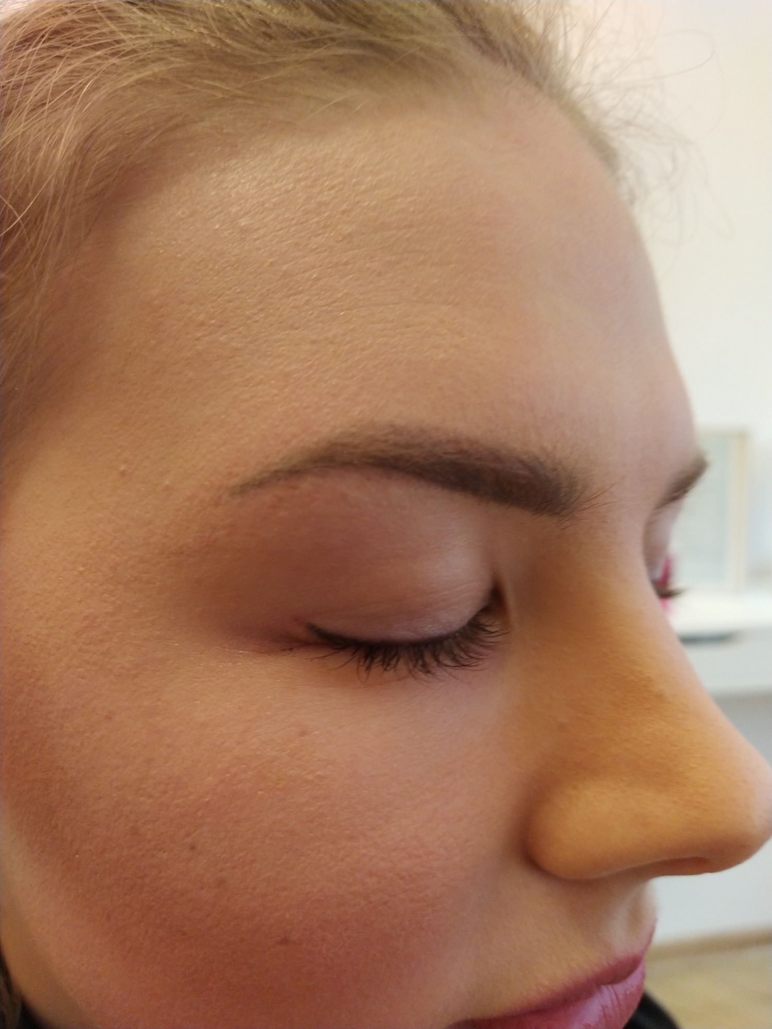 Makijaż permanentny brwi i kreskówki zagęszczającej linię rzęs