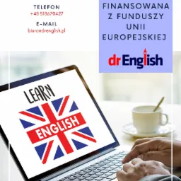 Laptop z wyświetlanym napisem 'LEARN ENGLISH' na tle flagi brytyjskiej, obok filiżanka kawy i dłonie piszące na klawiaturze; w tle logo szkoły językowej i dane kontaktowe.