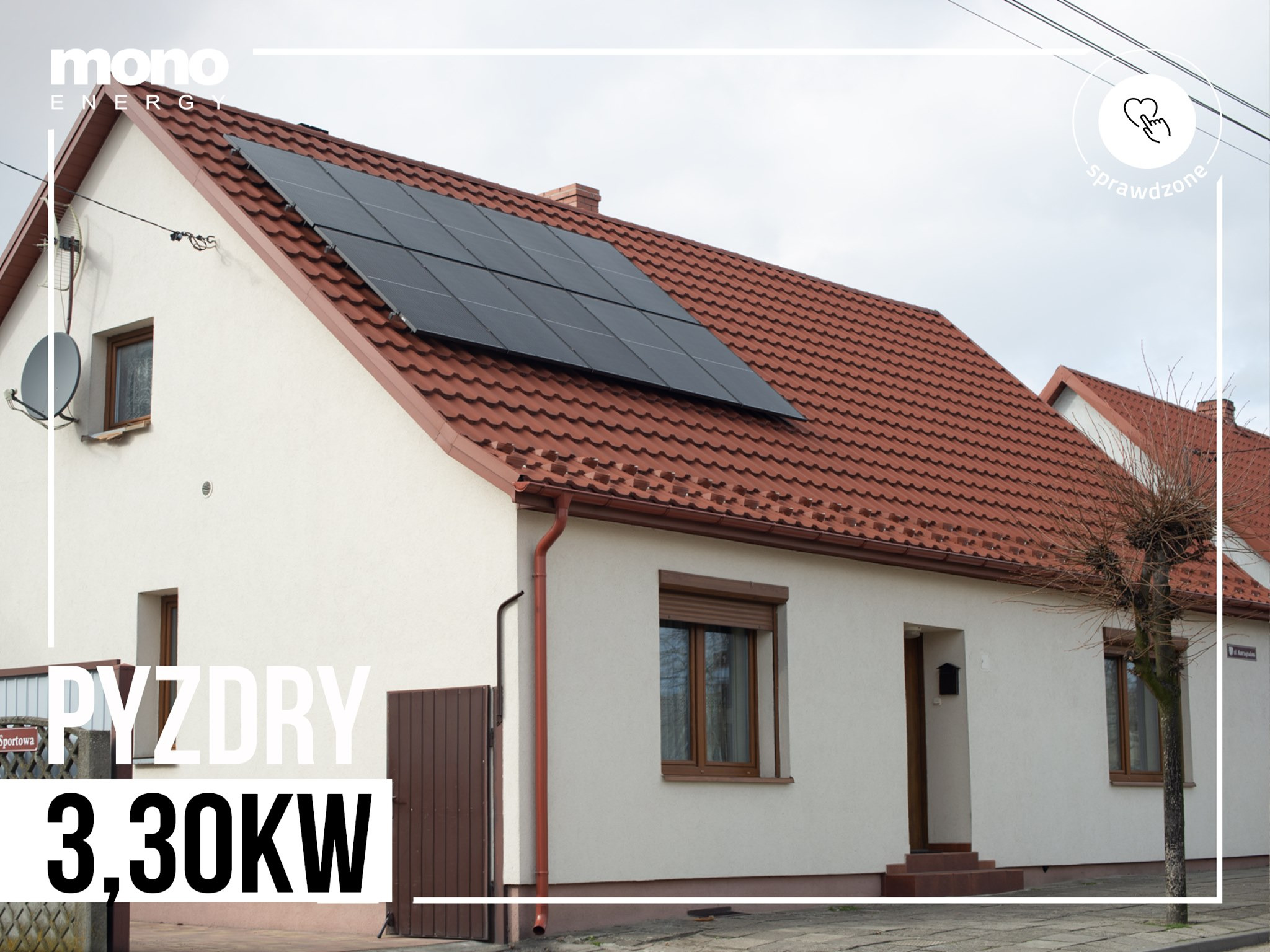 Dom jednorodzinny z panelami słonecznymi na czerwonym dachu, widoczne okablowanie i antena satelitarna.