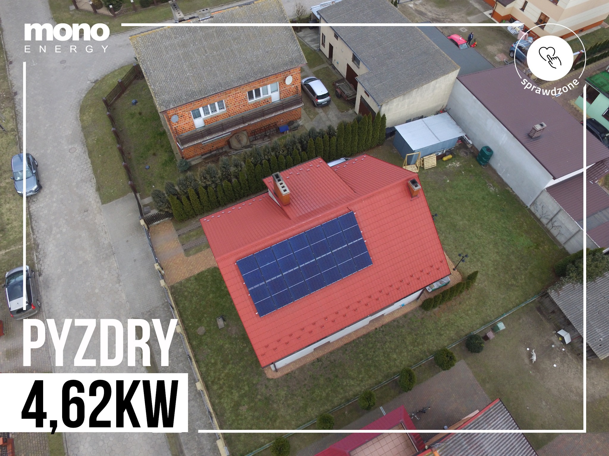 Widok z drona na czerwoną dachówkę z niebieskimi panelami fotowoltaicznymi, logo firmy Mono Energy w rogu, informacja o lokalizacji Pyzdry i mocy instalacji 4,62kW.
