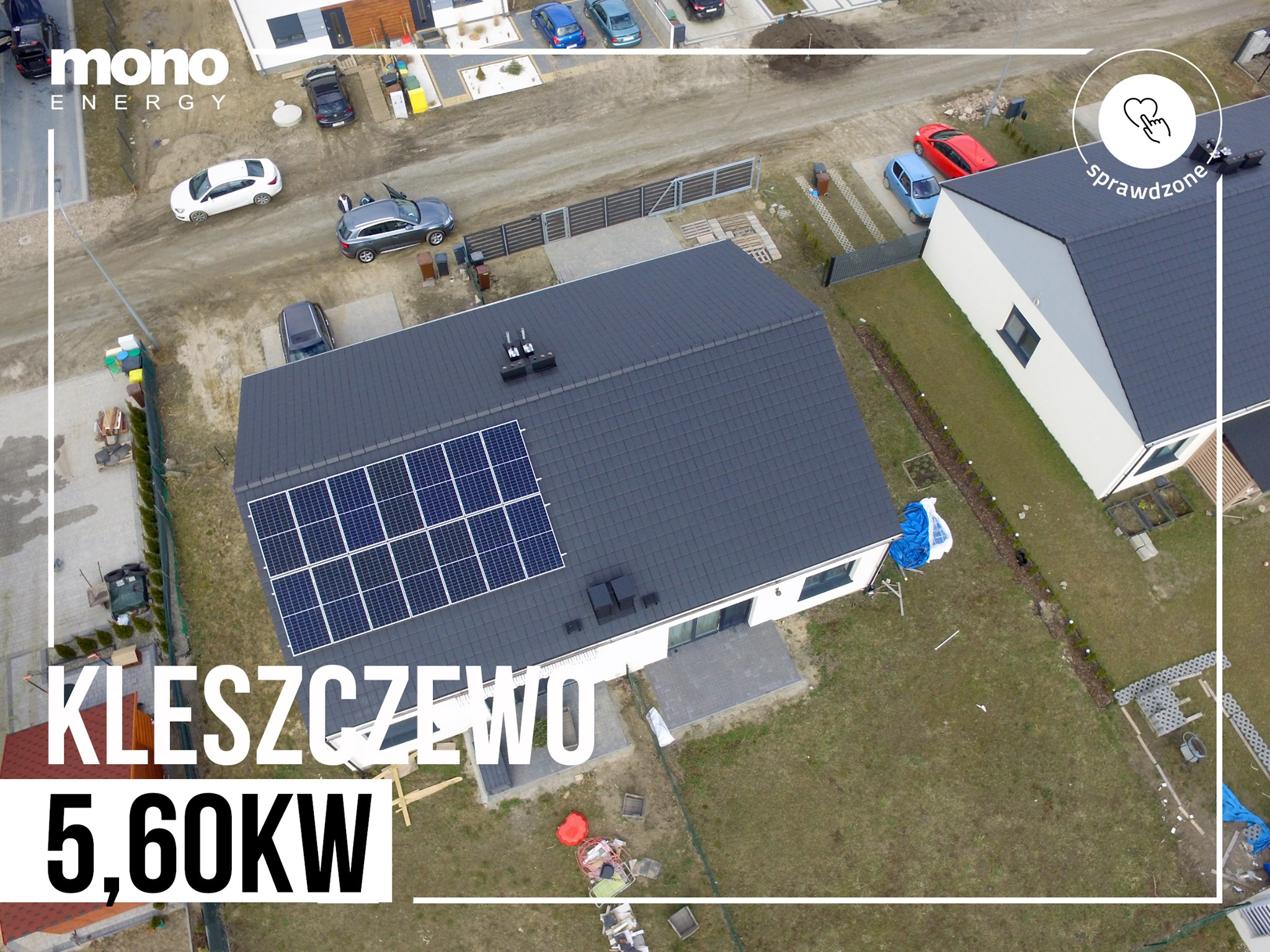 Widok z drona na dom jednorodzinny z panelami słonecznymi na dachu w Kleszczewie, instalacja o mocy 5,60kW.